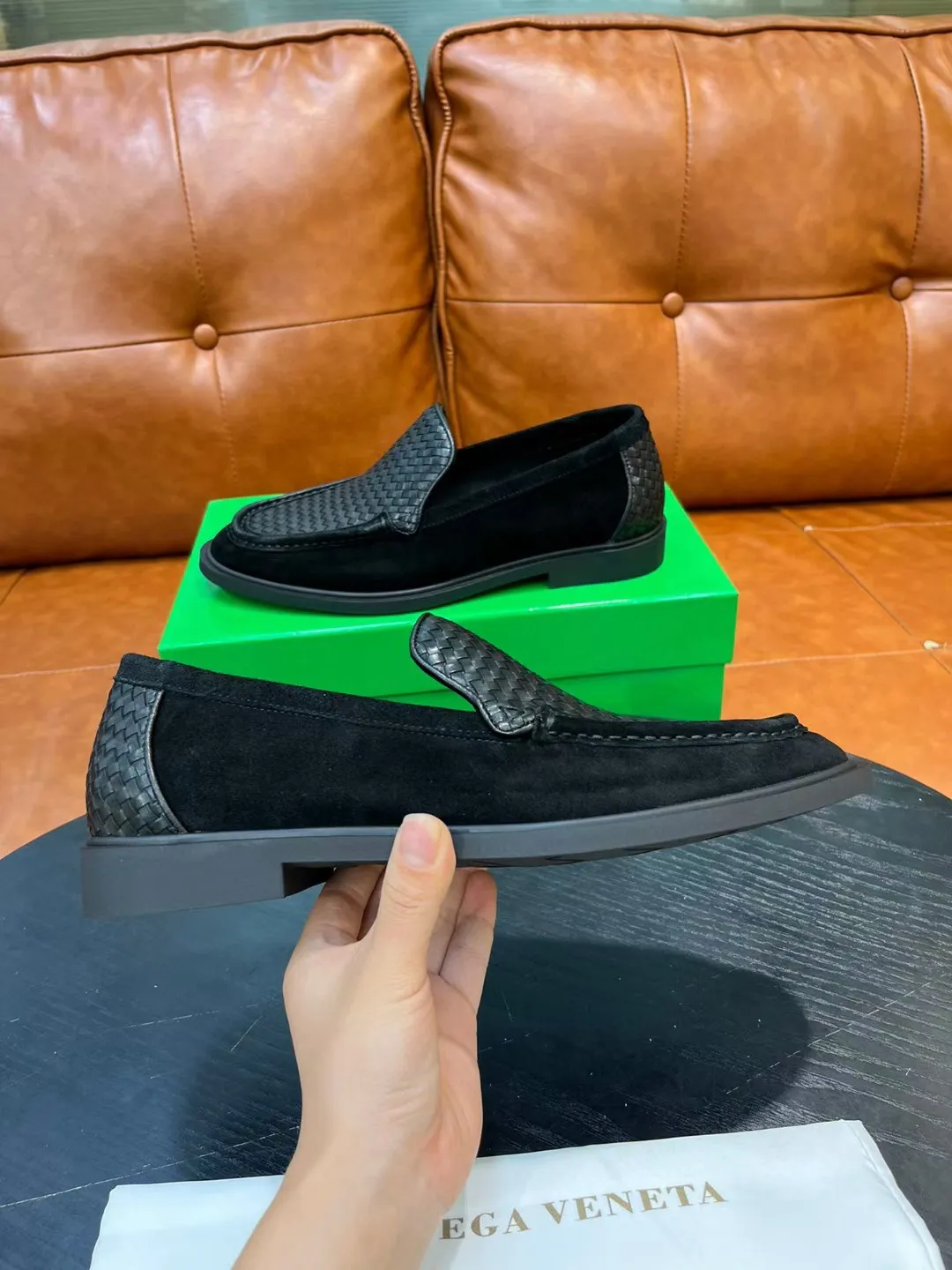 [BV] Top P: 780💰 Size: Male 39-44 (38.45 non-refundable) Bottega Veneta 2025 autumn and winter counter synchronization style. Bottega Veneta BV's new driving shoes have a slip-on design with suede upper, BV's unique weaving design on the heel, and a weaving pattern on the outsole.